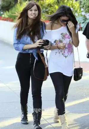 $264406627_debby_ryan_out_vancouver_july_30_19_122_55lo.webp