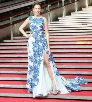 serenay-sarıkaya-altın-kelebek.webp
