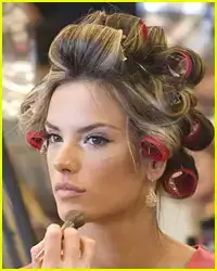 $alessandra-ambrosio-makeup-victorias-secret.webp