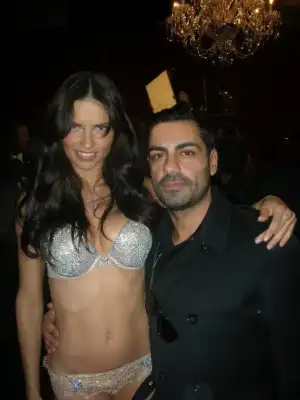 $Adriana-Lima-Leenass-Victoria-Secret-Backstage_resize.webp