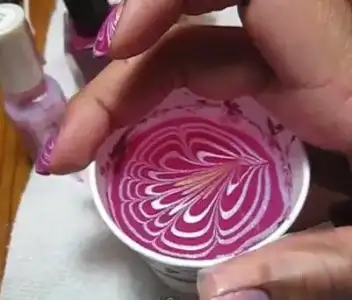 $valentine_day_water_marble_nail_art1.webp