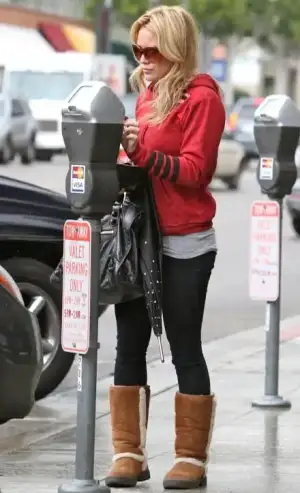 $hilary-duff-uggs (9).webp