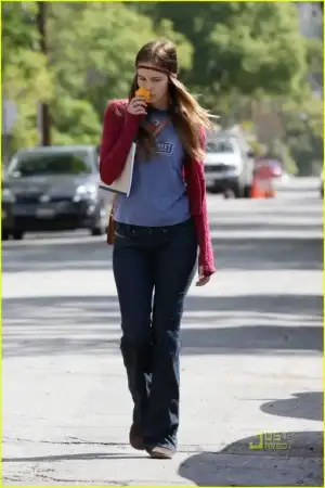$isabel-lucas-roses-los-feliz-01.webp