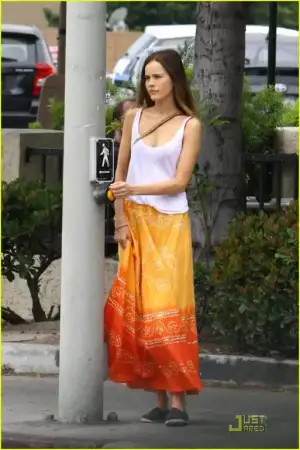 $isabel-lucas-skirt-flirt-15.webp
