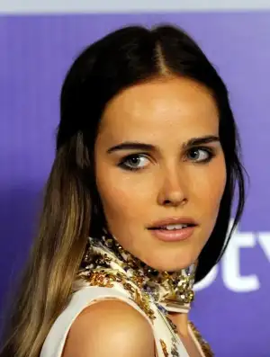 $isabel-lucas_ORG-goldenglobes-afterparty2010-001.webp
