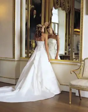 $1682eea021f94d9c_strapless-wedding-dresses4.webp