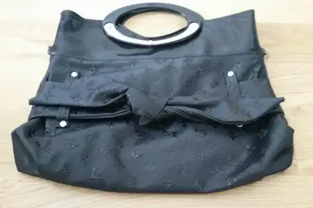 siyah çanta ön.webp