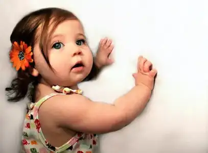 çiçek-tokalı-kız-bebek-fotoğrafı.webp