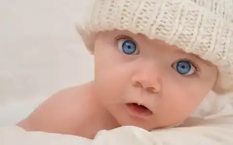 mavi-gözlü-yakışıklı-erkek-bebek-fotoğrafı.webp