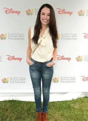 $chloe-bridges-roshon-fegan-color-06.webp