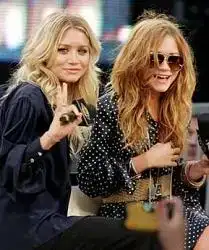 $331030_mary-kate-ashley-olsen-much-music-yahoo-8-30-2005-05_1_.webp