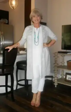 over-50-women-dressing-style-if-she-is-healthy-8.webp