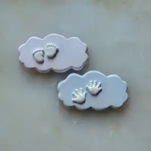 bulutta-minik-el-ayak-magnet-kokulu-taş.webp