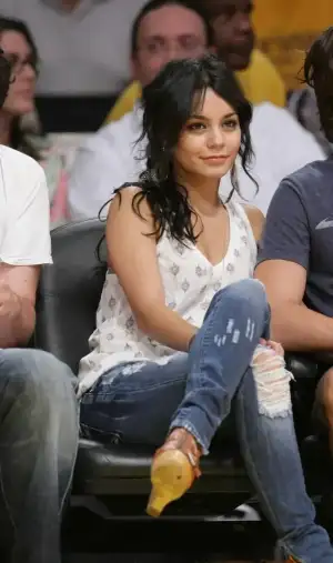 $zac-efron-vanessa-hudgens-lakers-04.webp