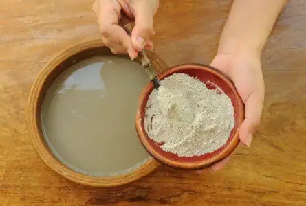 Pürüzsüz Saçın Sırrı Kil Maskesi