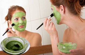 Yeşil çay maskesi ile cildi parlatın