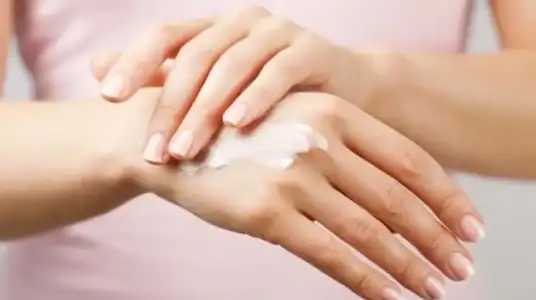 Eldeki kırışıklıklar için doğal maske tarifi ve öneriler