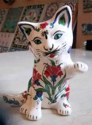 $biblo_cini_hayvanlar_01_b_cini_kediler_pati_sallayan_kedi.webp