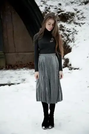 pileli_midi_etek_kombinleri_sokak_modasi_2018 (2).webp