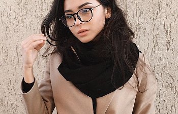 Gözlük kullanan kadınlar için saç modelleri