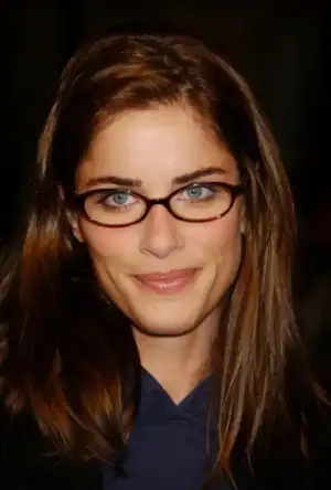 $58714_AmandaPeetsexyglassespic_122_421lo.webp