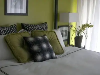 $Black-White-Slide-Show-Bedroom-Green-Valencich_w609.webp