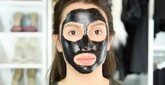 komur_maskesi_siyah_maske_karbon_peeling_ev_yapimi_tarifi.webp