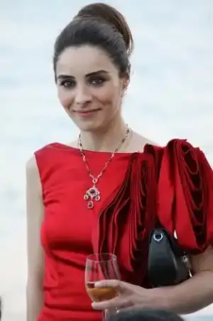 $modern-mahidevran-nur-aysan-mahidevran-muhtesem-yuzyil-1270125.webp