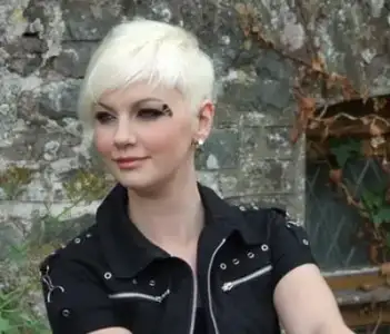 $short-hair-platinum-blonde-21282576.webp