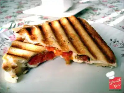$beyaz_peynirli_domatesli_tost.webp