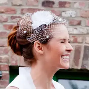 $noni-headpiece-mit-zartem-hutschleier-mit-puenktchen-und-blume-aus-seidenorganza-60.webp