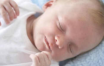 Bebeklerin Uyku Düzeni Nasıl Sağlanır?