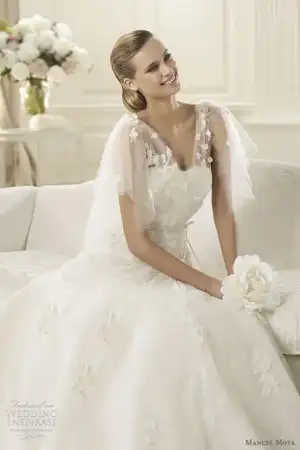 $manuel-mota-2013-galaxia-wedding-dress.webp