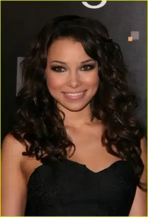$jessica-kennedy-shelley-hennig-cw-08.webp