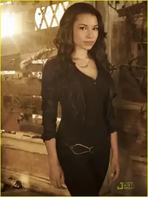 $britt-secret-circle-pics-06.webp