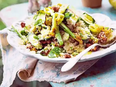 zucchini-quinoa-salat-mit-halloumi-und-roestnuessen-,id=8bdd2e6b,b=lecker,w=610,cg=c.webp