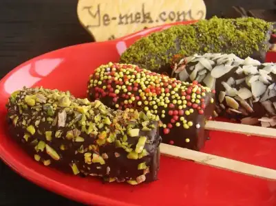 cikolata-kapli-muz-cubuklari-resimli-yemek-tarifi(8).webp