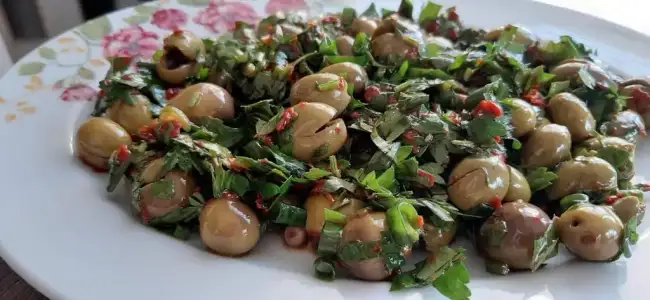 yeşil-zeytin-salatası-nasıl-yapılır-scaled.webp