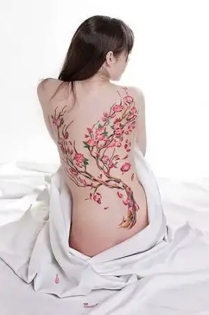 $tatuagem-de-flor-de-cerejeira-nas-costas_large.webp