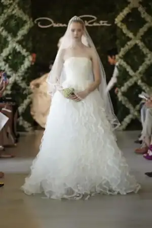$Oscar-de-la-Renta-2013-gelinlik-modelleri-13-550x825.webp