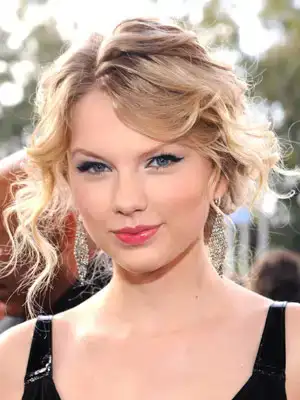 $Taylor_Swift+Feb_08_2009.webp