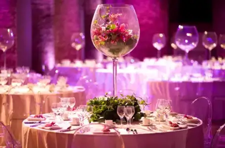 $romantic-wedding-table-decoration.webp