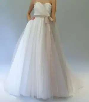 $carolina-herrera-2012-sonbahar-gelinlik-modelleri.webp