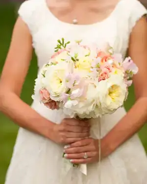 $rw_0810_lauren_mike_bouquet_xl.webp $rw_0810_lauren_mike_bouquet_xl.webp