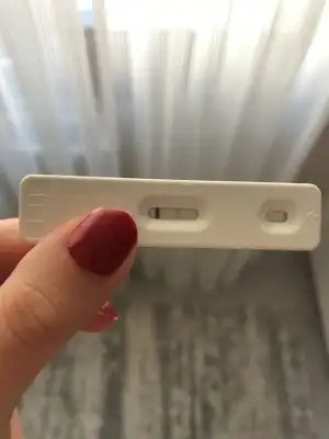 dişleri sıkarak uyumak yatmak isteyen sevgili