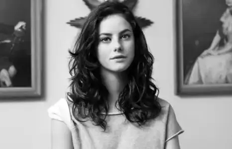 $beautiful-black-and-white-effy-stonem-kaya-scodelario-queen-Favim_com-242729.webp