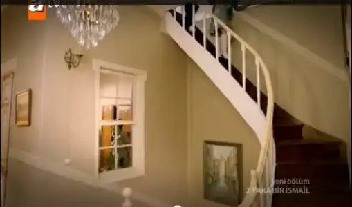 $ayval&#305;k ev k&#305;zlar&#305;n odas&#305;na &#231;&#305;kan merdiven.webp