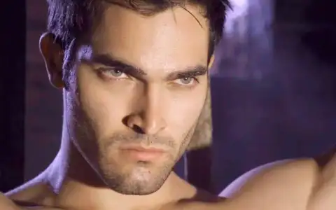 $Hoechlin-tyler-hoechlin-25094064-1280-800.webp