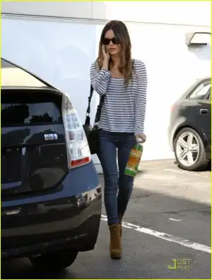 $rachel-bilson-chanel-06.webp