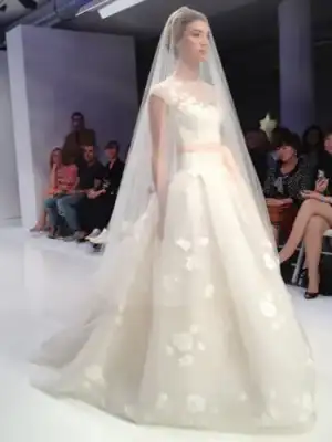 $15_-Peter-Langner-2013-wedding-dress-large_new.webp $15_-Peter-Langner-2013-wedding-dress-large_new.webp